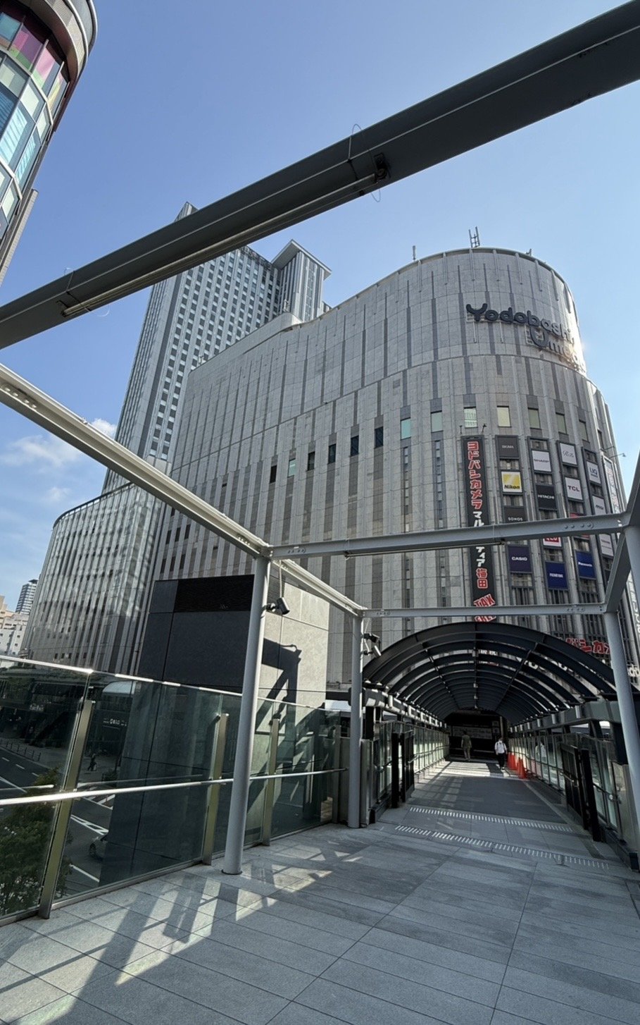 通往 Yodobashi 梅田的有頂空橋,後方是飯店高樓