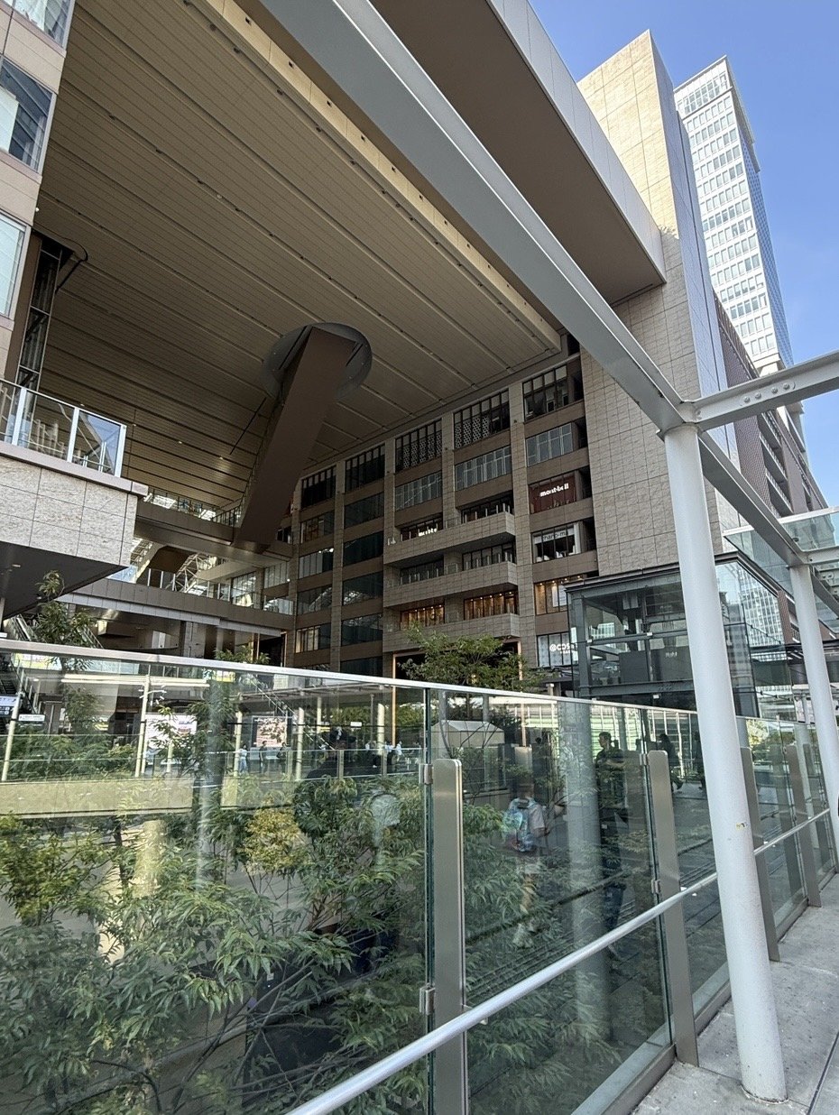 大阪站周邊的空橋步道與車站建築