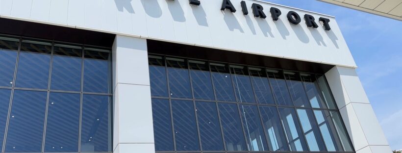 神戶機場航廈外觀，牆上有 KOBE AIRPORT 字樣
