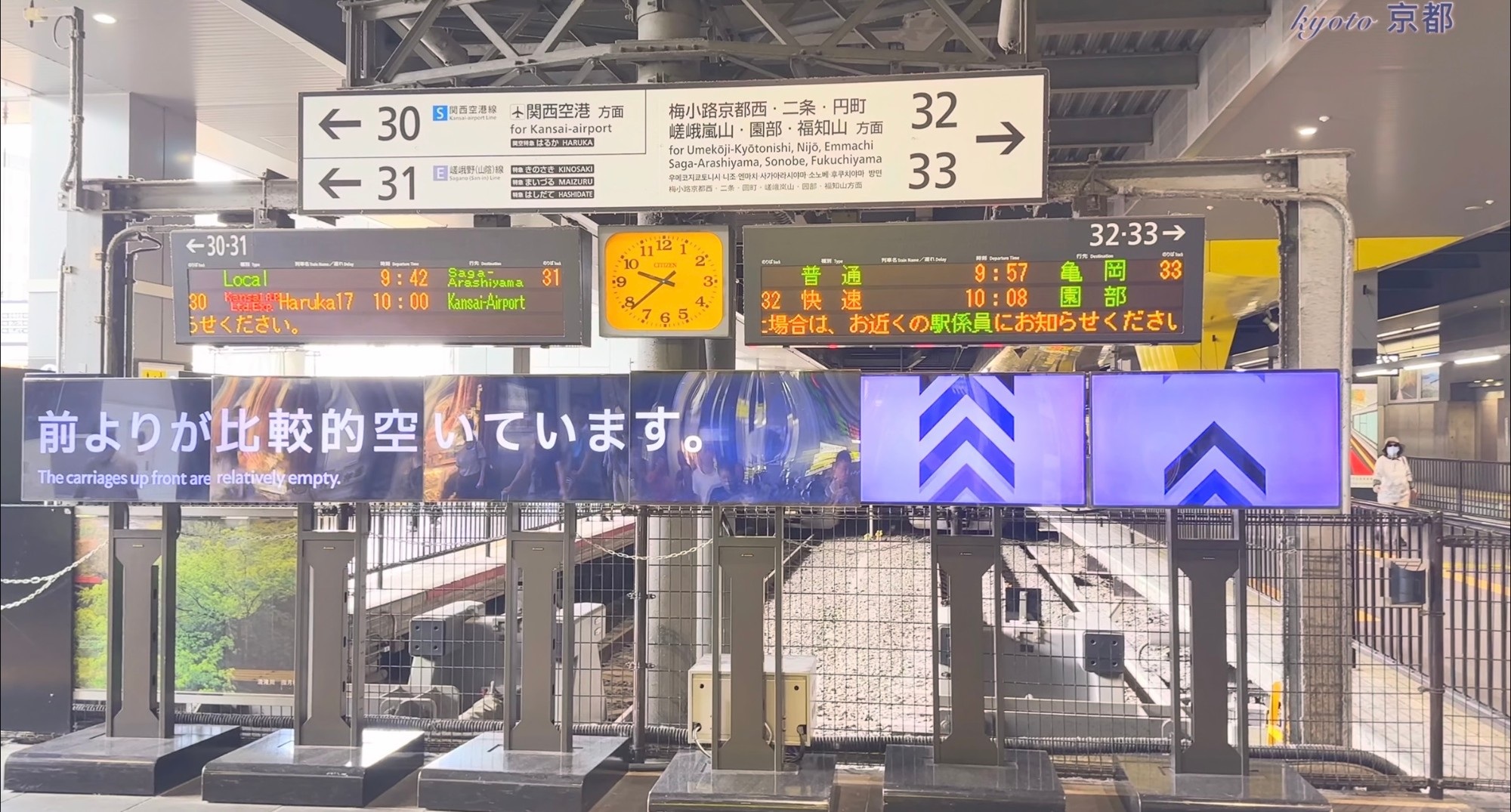 JR 京都站嵯峨野線月台指示牌與往龜岡的列車資訊