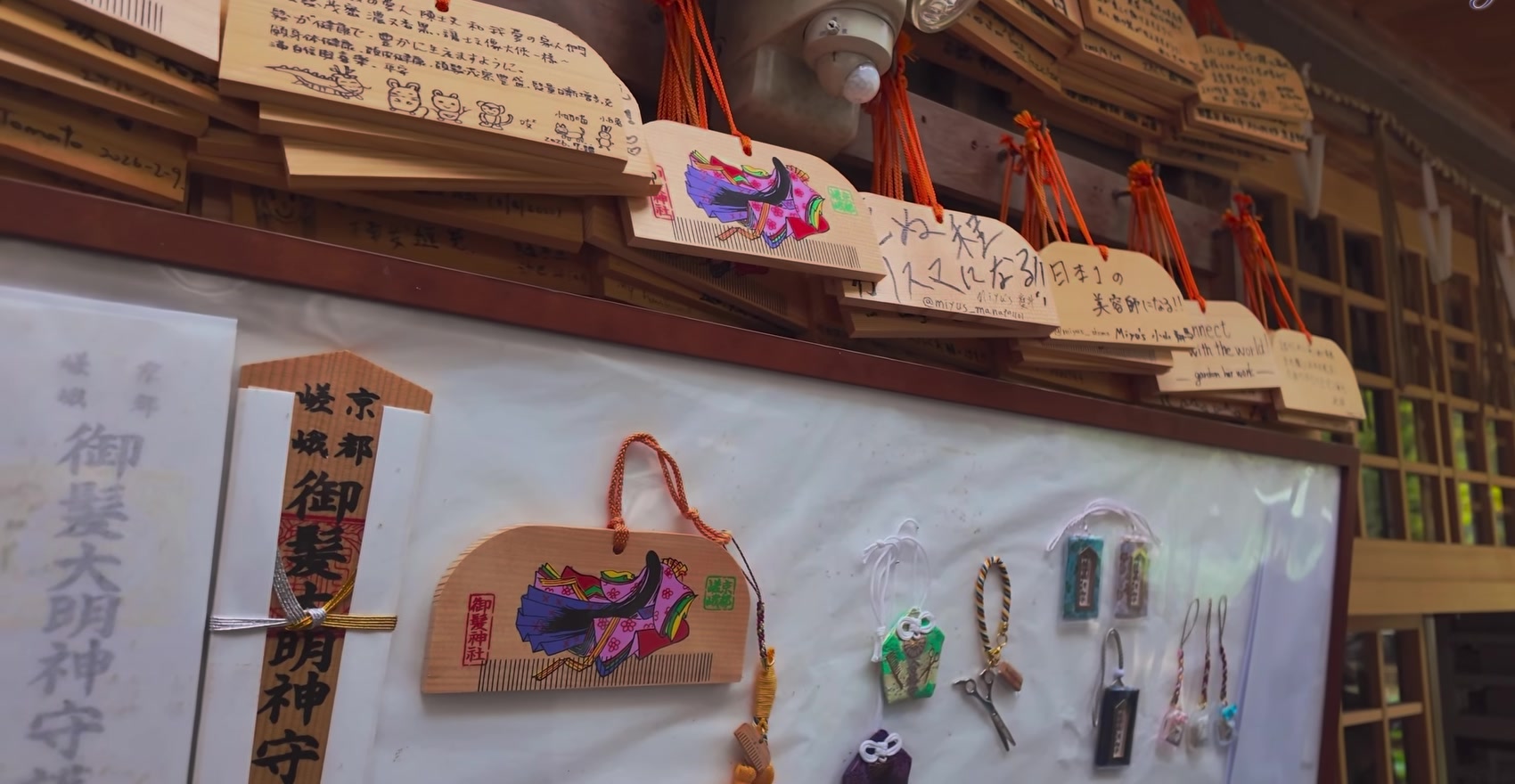 御髮神社的繪馬與御守，有小梳子和剪刀造型