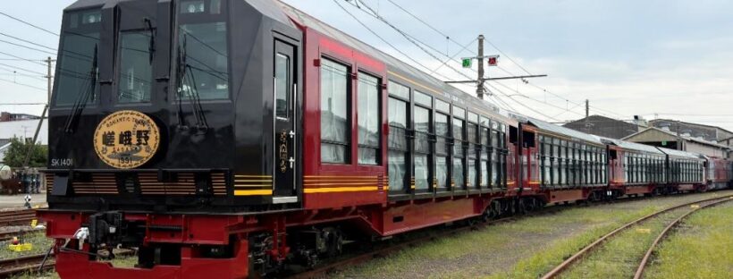 嵐山小火車新車廂試運轉，黑紅色車身、車頭掛嵯峨野圓牌