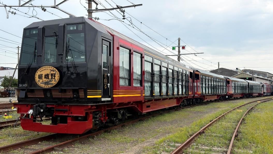嵐山小火車新車廂試運轉，黑紅色車身、車頭掛嵯峨野圓牌