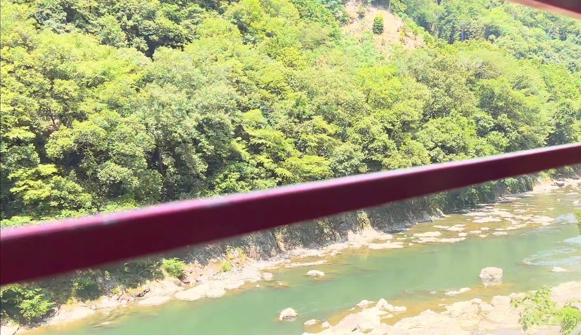 嵐山小火車窗外的保津川與山壁