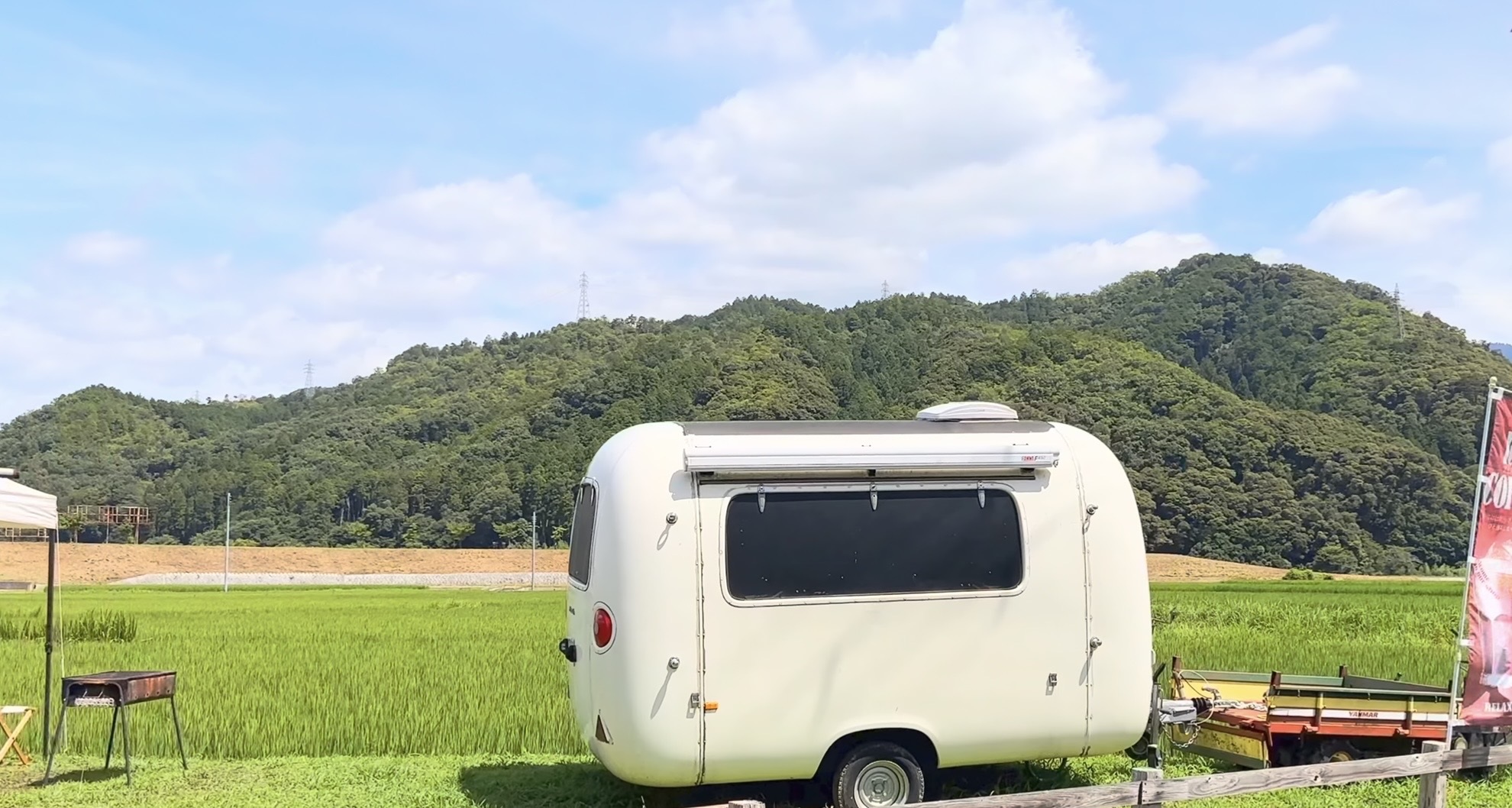 JR 馬堀站走到トロッコ亀岡站途中的稻田與山景